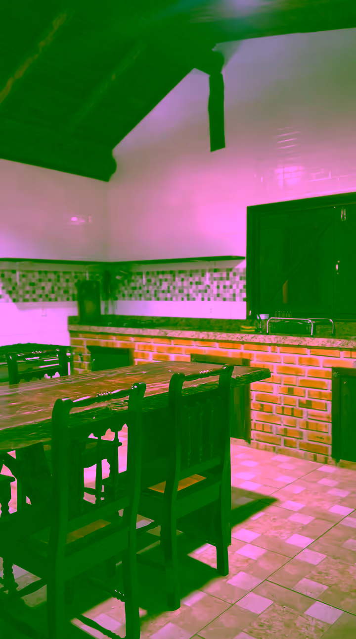 Cozinha com mesa grande de madeira e bancada